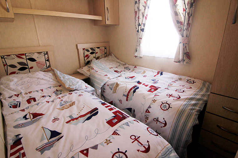 Daisys Caravan Twin Bedroom Par Sands Cornwall